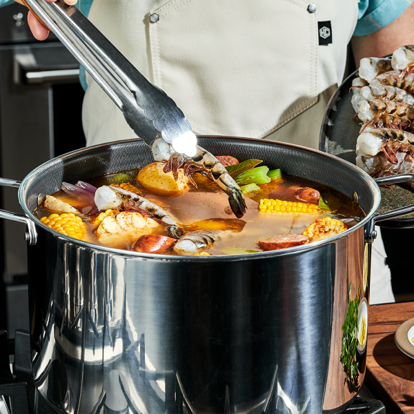 Hybrid Stock Pot with Lid. 12-Qt