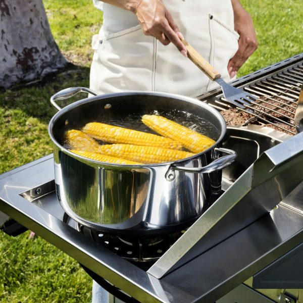 Hybrid Stock Pot with Lid. 10-Qt