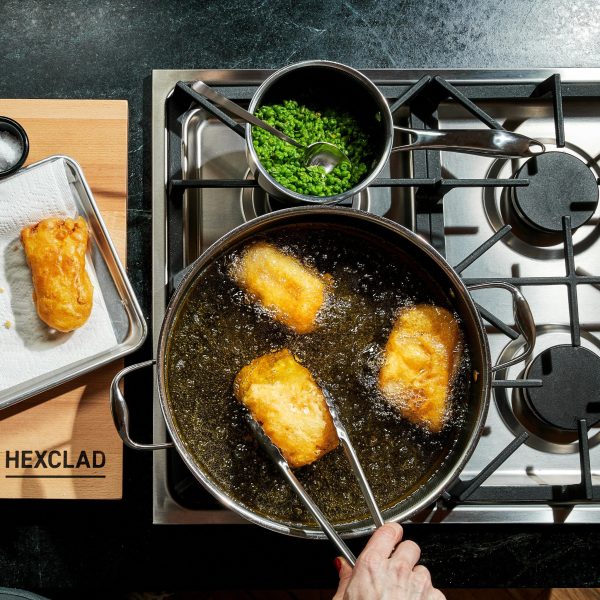 Hybrid Deep Saut Pan/Chicken Fryer with Lid. 7-Qt