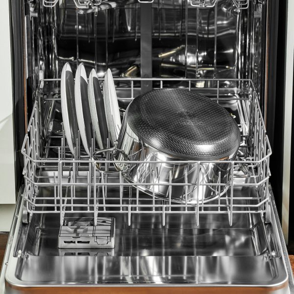 Hybrid Stock Pot With Lid. 8-Qt