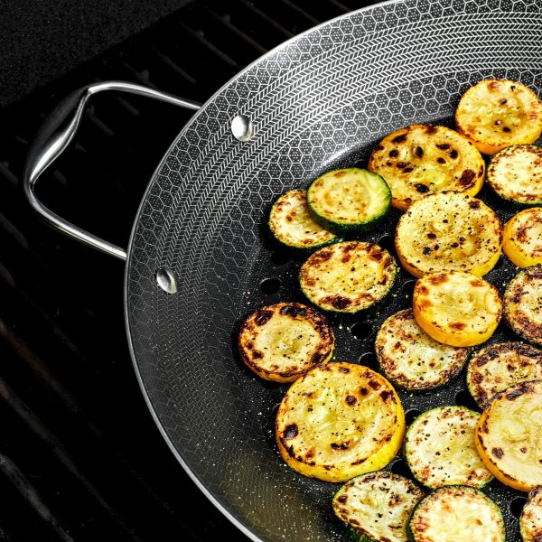 HexClad_HybridBBQGrillPan_CWBQ12-C_WarmGrilledZucchiniFeta_BasilSalad_041924_KF_01_SQUARE.jpg Hybrid BBQ Grill Pan. 12″